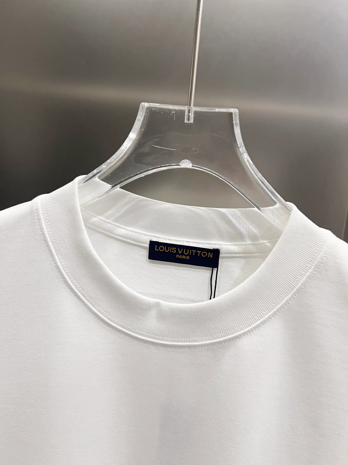 🅿️190 1v Louis* 2025 autumn and winter new style, classic letter three-dimensional foam printing technology design, high-end version! Highly breathable and comfortable, customized double yarn plain cotton fabric. Short-sleeved T-shirt. Same style for men and women. Sizes S M L XL XXL Five sizes black white